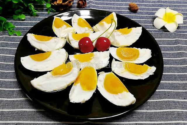 按照这个方法，俩月前腌的鸭蛋。现在吃蛋白有点咸，蛋黄很香很香的！