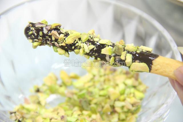 在粘上一些开心果仁碎（开心果去壳，放保鲜袋用擀面杖擀碎）