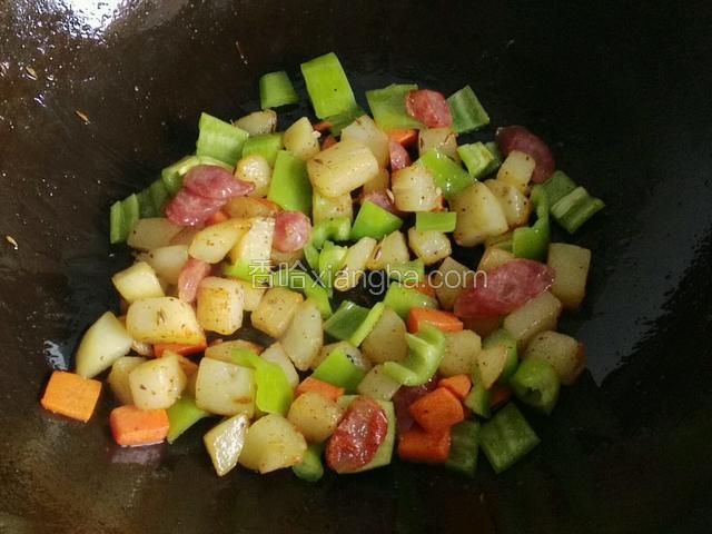 土豆，胡萝卜尖椒，香肠一起煸炒。