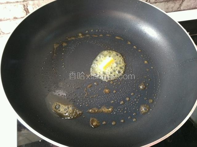 另起锅，小块黄油至融化，