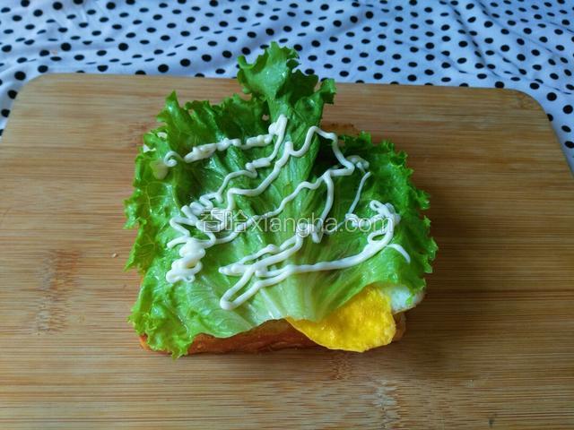 再放片生菜，挤沙拉酱，