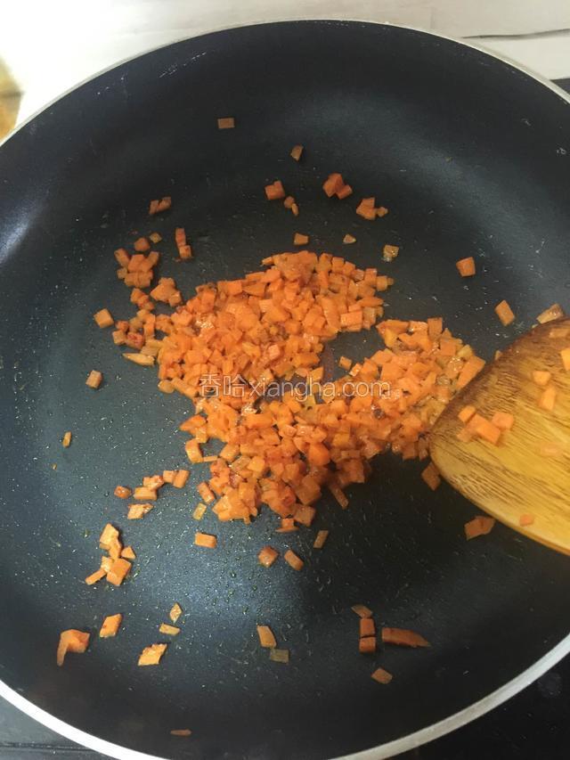 倒入香油 稍稍翻炒胡萝卜 加盐 五香粉 辣椒粉  调味