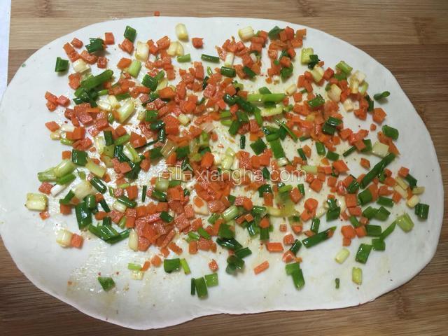 均匀铺上胡萝卜碎等 
