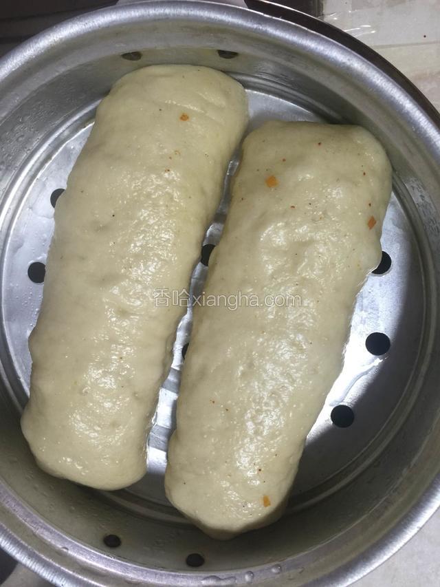蒸汽出来以后  继续蒸10/15分钟  焖3/5分钟 就可以取出了