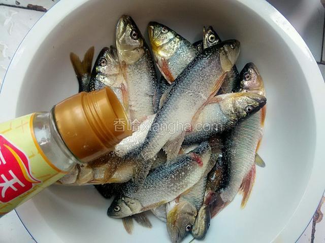 用适量盐和料酒码味，盐不必太多，能去腥即可。而后清洗干净，凉干拍少量生粉。