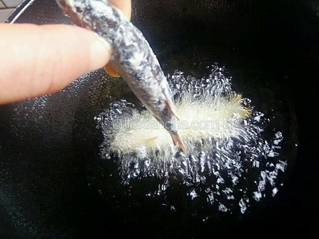 起油炸鱼。火大小根据自己的熟炼控火。