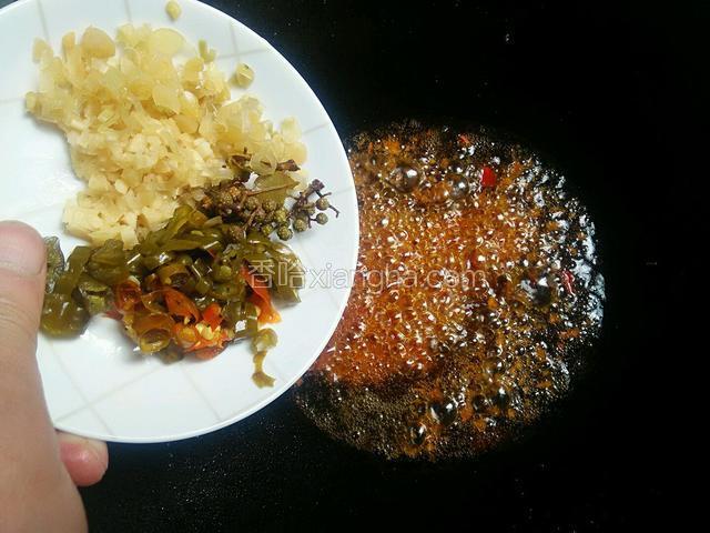 热油，炒香料，下豆瓣炒红油，下泡菜小料，添点米酒糟。炒得水干香喷喷的，下点红酱油全糖什么的。