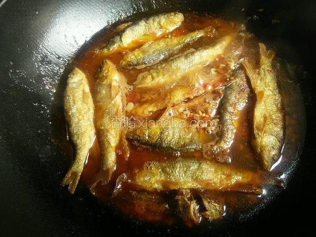 下炸好的鱼儿，大火烧开，小火慢焖十几分钟至肉酥散，且不能烂哦，用勺背推推别生锅老。