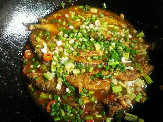 放大量香葱，少许香醋。起锅。