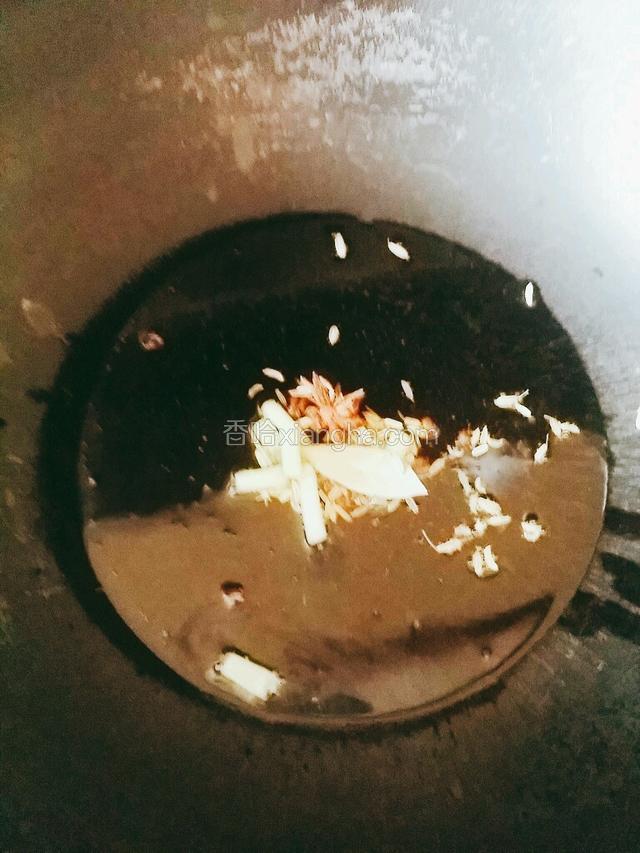 热锅坐油，油两成热，放入所有配料炒香