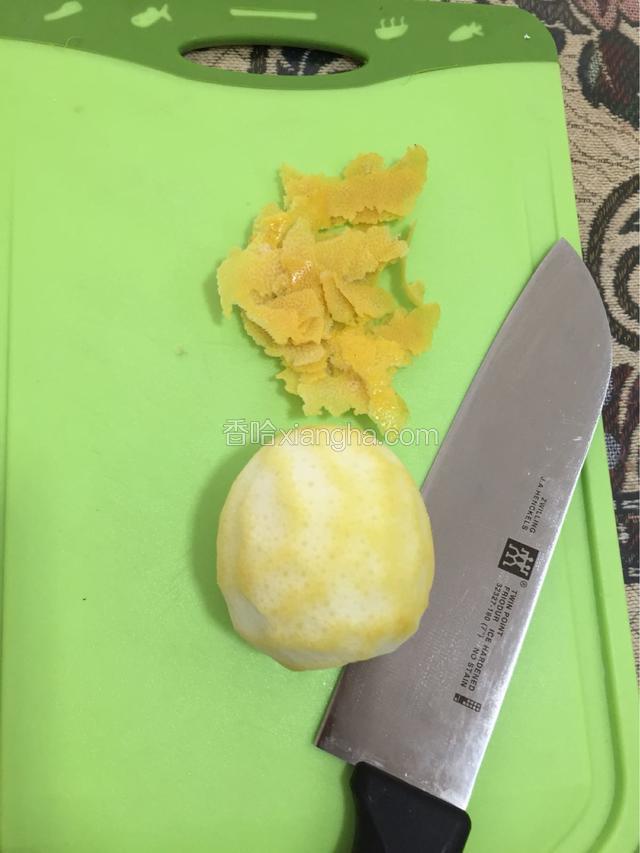 先将柠檬去皮 皮尽量薄一些不要削到里面的白色地方不然会苦的