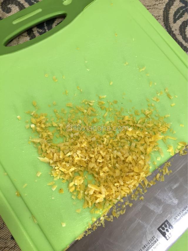 将柠檬皮切碎 越碎越好