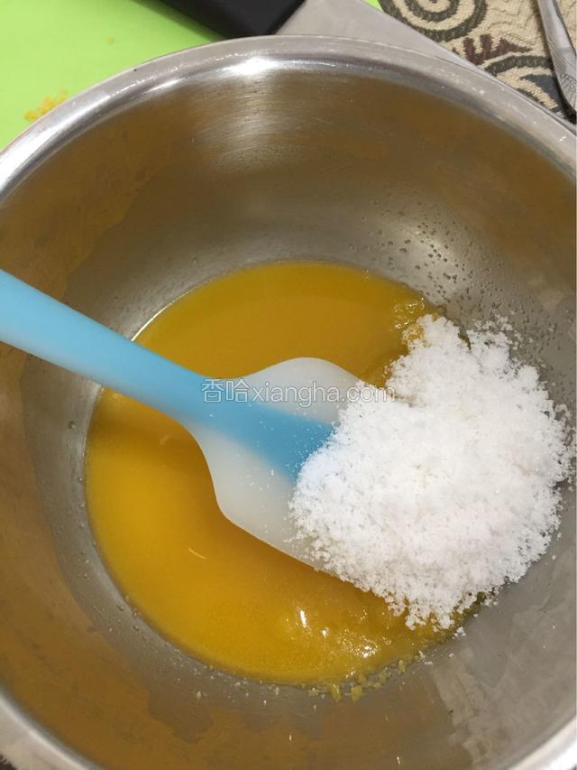 将白糖和盐放入黄油中搅拌均匀