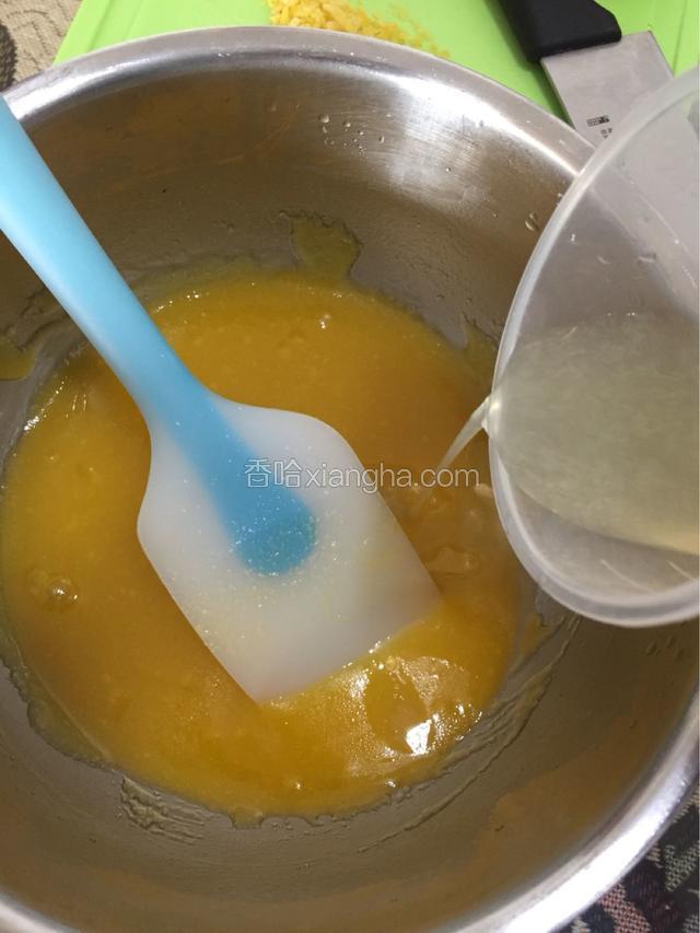 将柠檬汁倒入刚刚搅拌好的黄油中