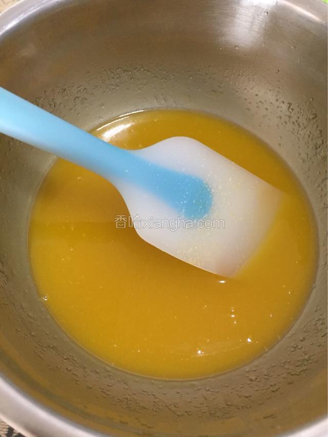 将柠檬汁搅拌均匀