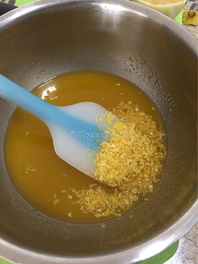 倒入切碎的柠檬皮
