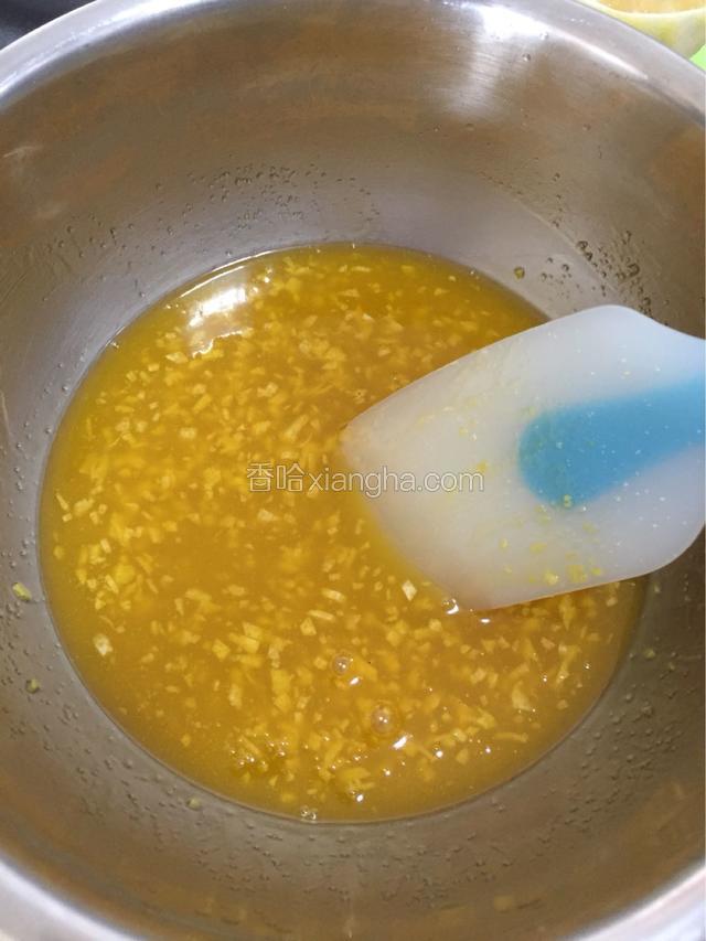 将柠檬皮搅拌均匀