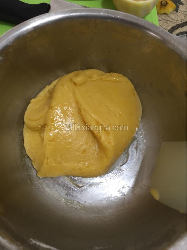 搅拌后的面粉揉成面团