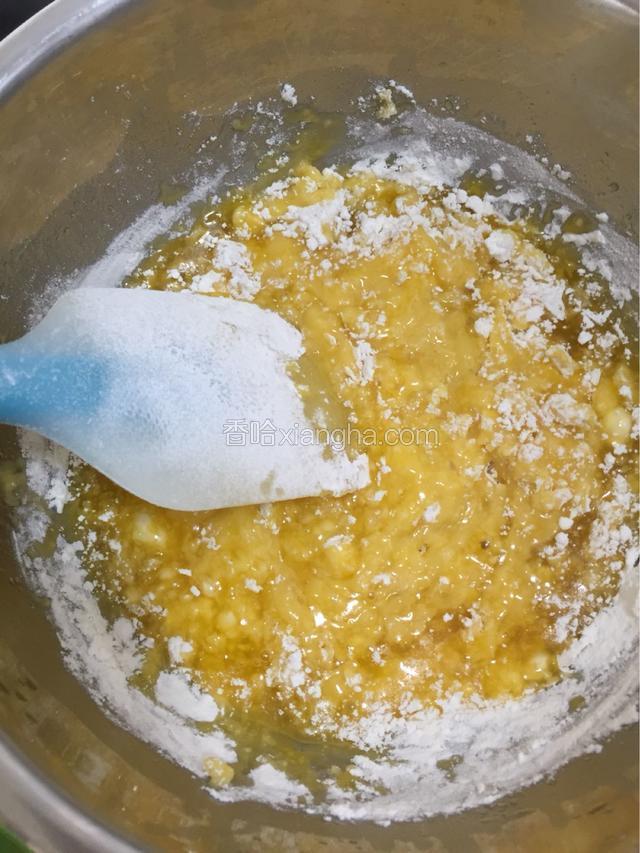 顺时针方向搅拌面粉