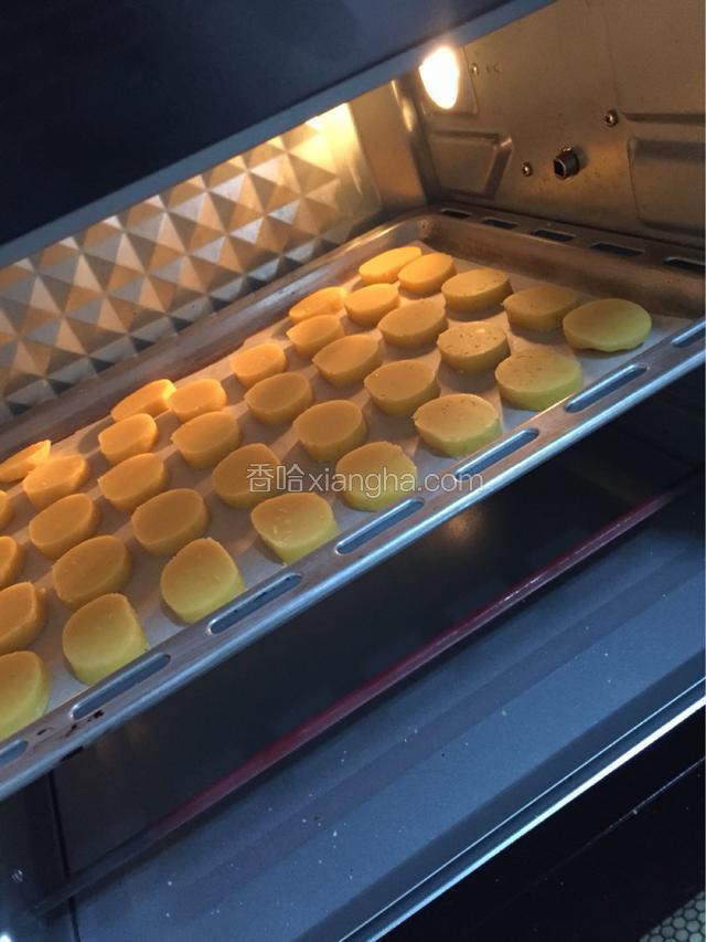 烤箱预热170度烤25分钟即可