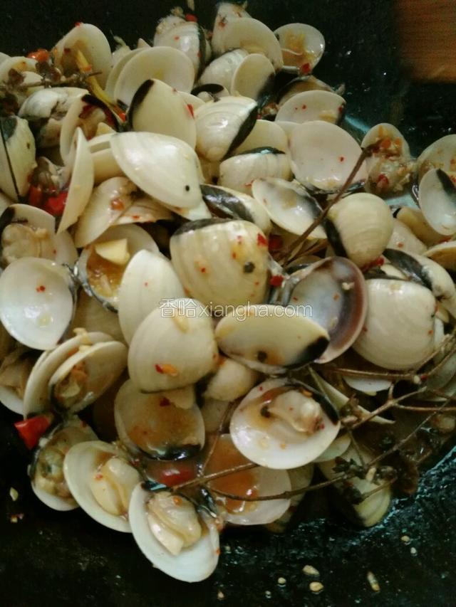 添加适量辣椒粉（我是重口味）
放入盐和鸡精调味
