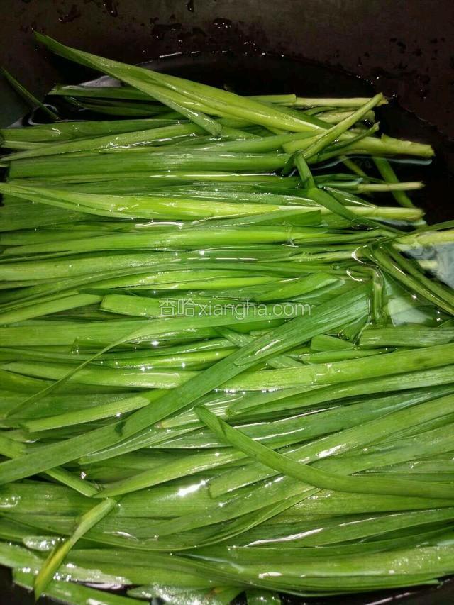 准备陷料
将韭菜洗干净