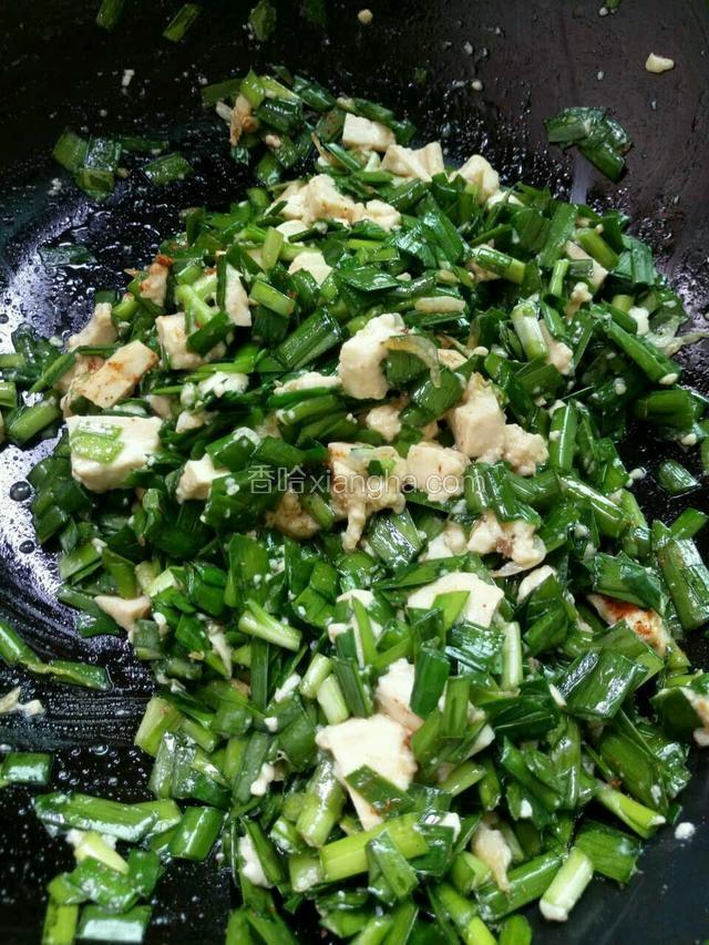 锅里热油，将虾皮翻炒后即可拌入韭菜和豆腐
添加适量盐、胡椒粉、鸡精调味（也可以放入适量辣椒粉）