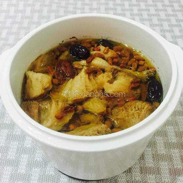 香味四溢的猴头菇炖鸡汤，新鲜出炉了。加上适量的盐就可以了。
彦彦今天分享的这个汤，很适合家庭炖汤喝，而且不分季节。