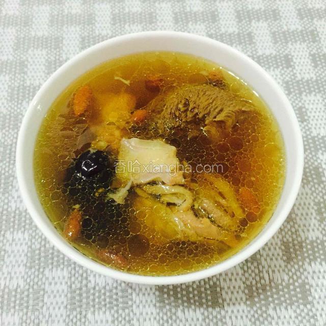 来上一碗吧
这个是今天炖的汤，全部喝光光。
汤很清甜，带着猴头菇的清香和鸡的肉香，味道杠杠滴。