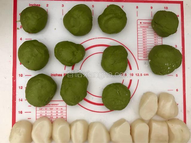 把这两种材料分成大小一样的剂子放松10分钟左右。