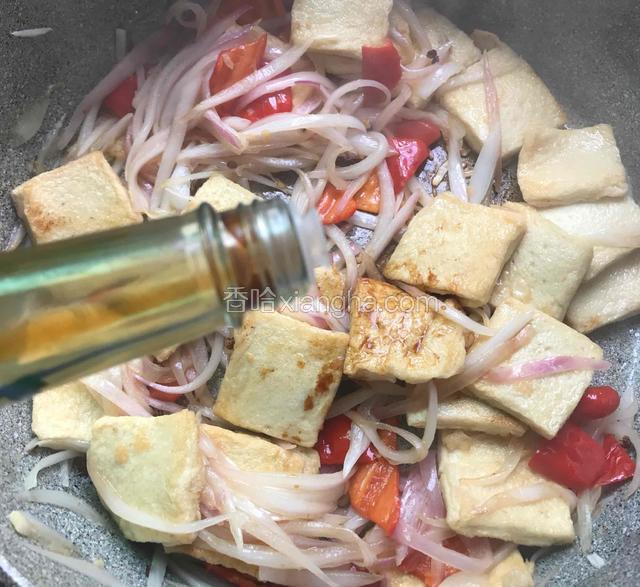 再调入适量的味极鲜翻匀