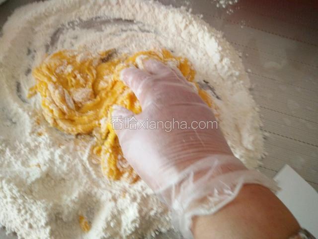 再把面粉搅在一起，揉匀。