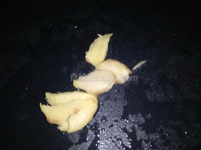 姜块去皮、洗净、拍裂。