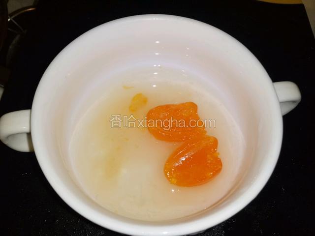 咸蛋打在碗里，蛋黄切开两边（切开快熟）。