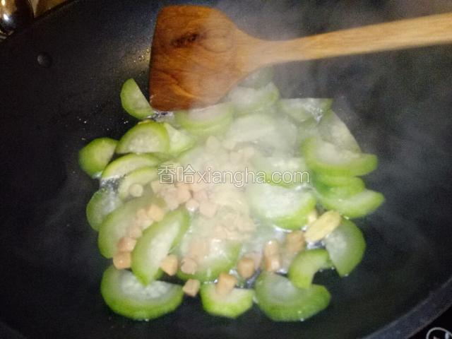 把干贝连同浸泡的水倒进锅里。