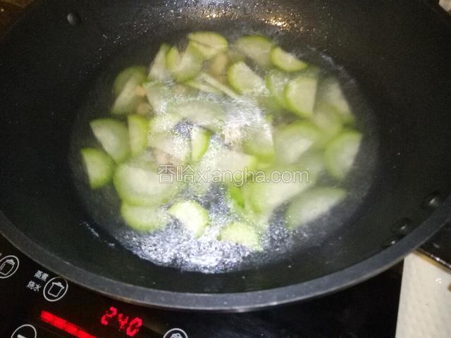 再加入适量的水，加盖煮3分钟。