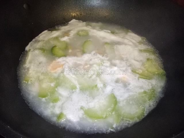 最后加入蛋清，蛋清变白后关火，加盐调味（干贝与咸蛋都带咸味，加少许盐即可）。