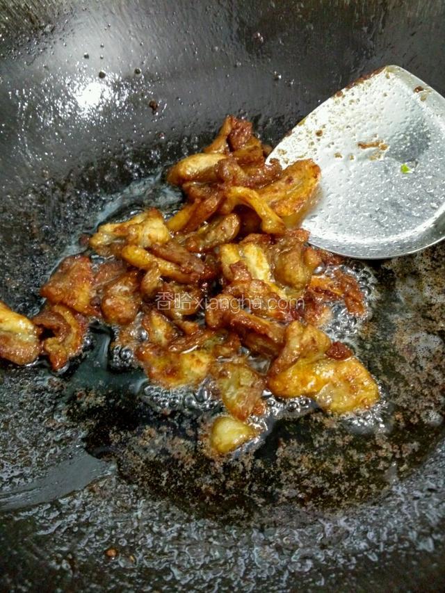 然后放生抽、蚝油翻炒均匀盛出待用