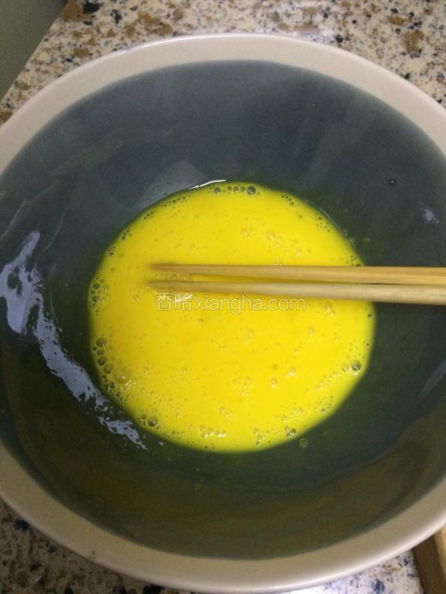 鸡蛋在大碗里面打散（用大碗等下就可以直接在里面和面）