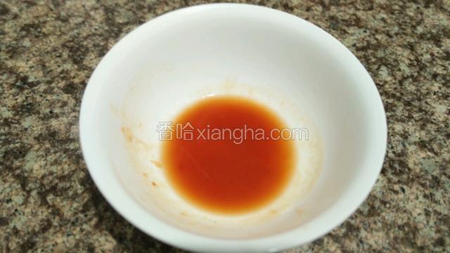 碗中倒入番茄酱，加入白糖和盐调均。
