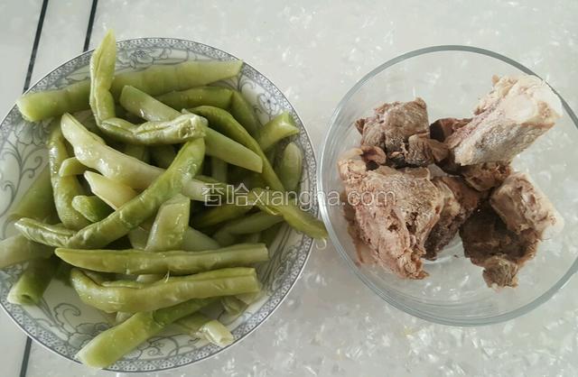 准备好豆角和骨头。