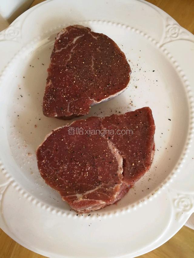 腌牛排，放黑胡椒和玫瑰盐