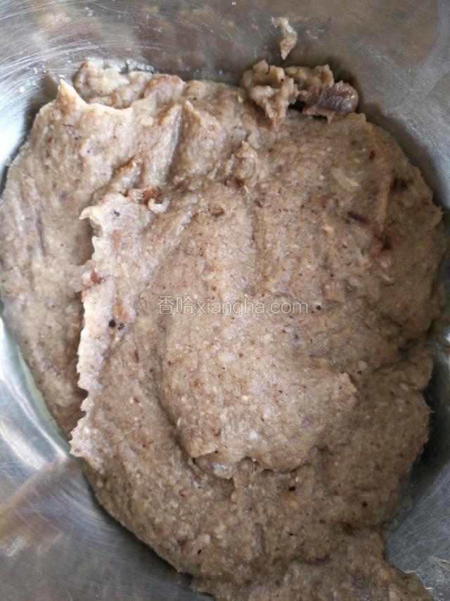 用香菇和洋葱打成泥，然后炒熟，把水分靠干
