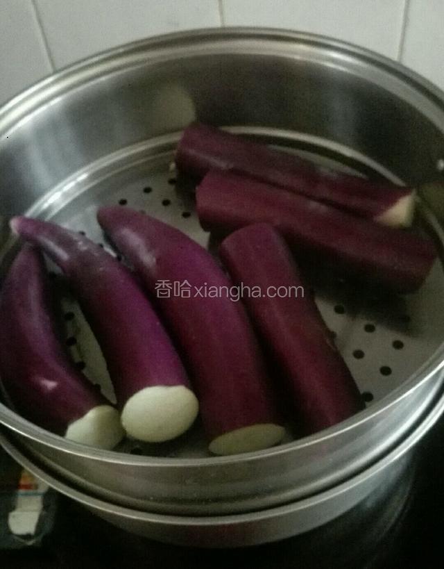 把茄子放蒸锅蒸十分钟