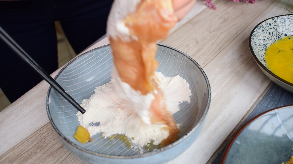 鸡胸肉先蘸满面粉