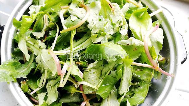捞出控干水份。