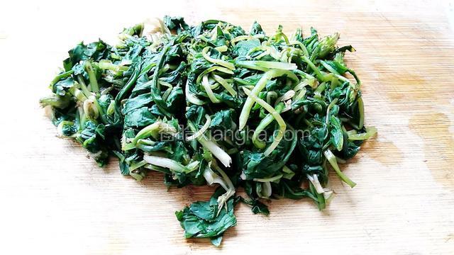 放在案板上切成段。