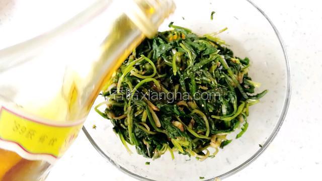 最后再加入胡椒粉和香油拌匀。一道凉拌蒲公英就完成了。