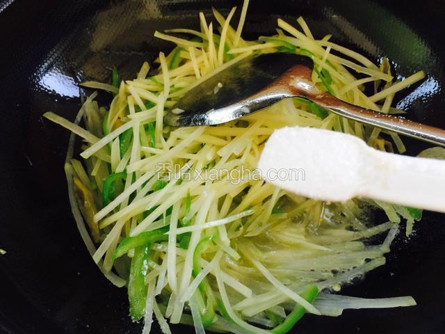加入盐调味。