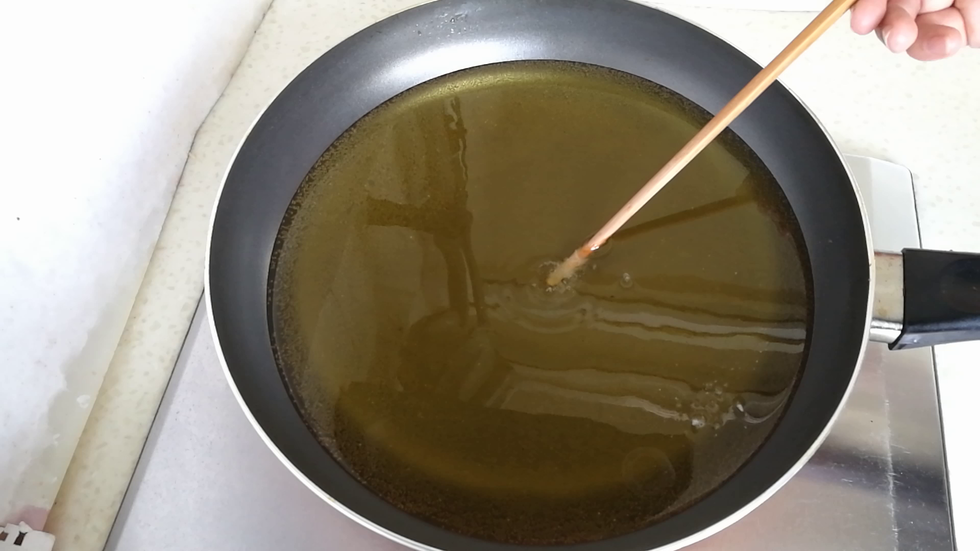 锅中倒油，烧至七成热